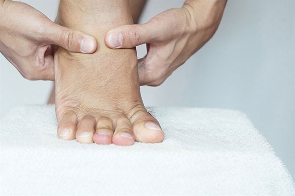 Đau mu bàn chân – Nguyên nhân, dấu hiệu và cách giảm đau hiệu quả?