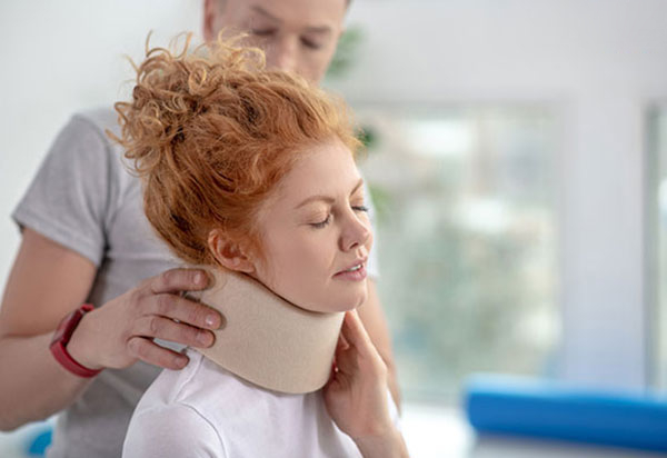 Chấn thương cổ gây đau đớn