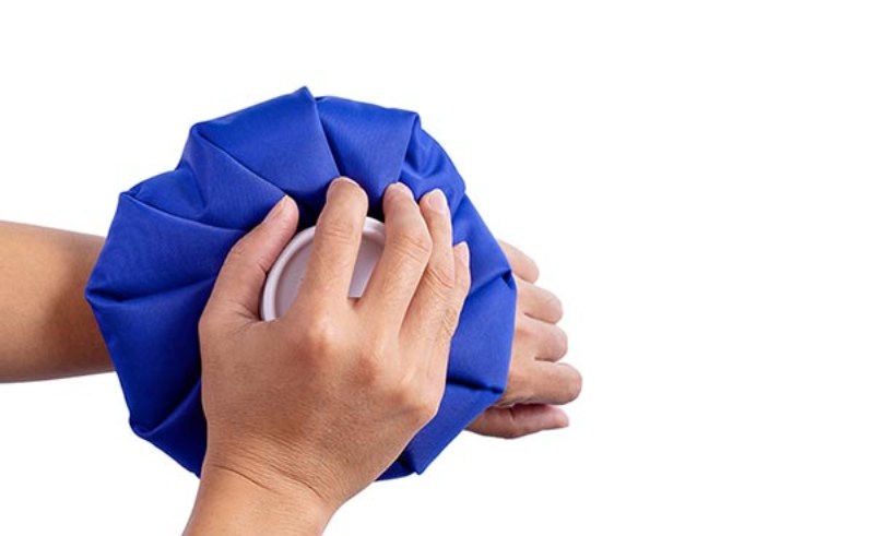 Chườm lạnh cải thiện tràn dịch khớp