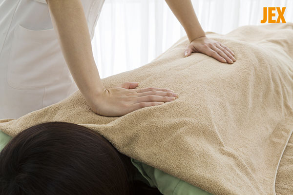 Bấm huyệt chữa thoát vị đĩa đệm có hiệu quả như lời đồn?