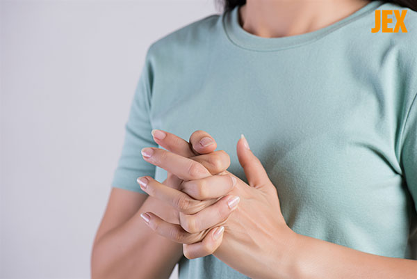 Bẻ khớp tay chân có hại như thế nào? Làm sao để từ bỏ thói quen này?