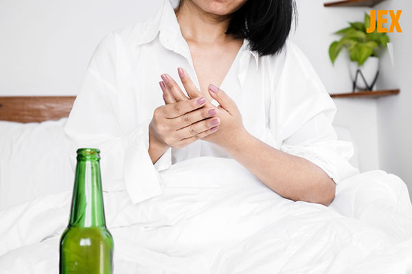Uống rượu bia bị đau khớp: Nguyên nhân do đâu?