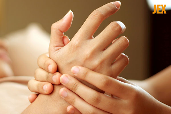 Đau khớp ngón tay uống thuốc gì