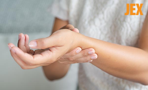 Tràn dịch khớp cổ tay: Nguyên nhân, dấu hiệu và cách điều trị