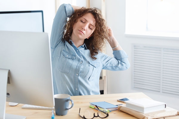 Ngồi nhiều dễ bị đau lưng