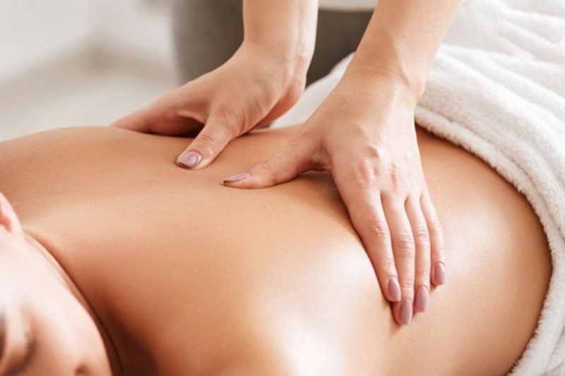 Xoa bóp giảm đau nhức xương khớp