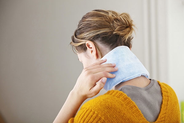 Đau nhức xương khớp nên chườm nóng hay chườm lạnh?