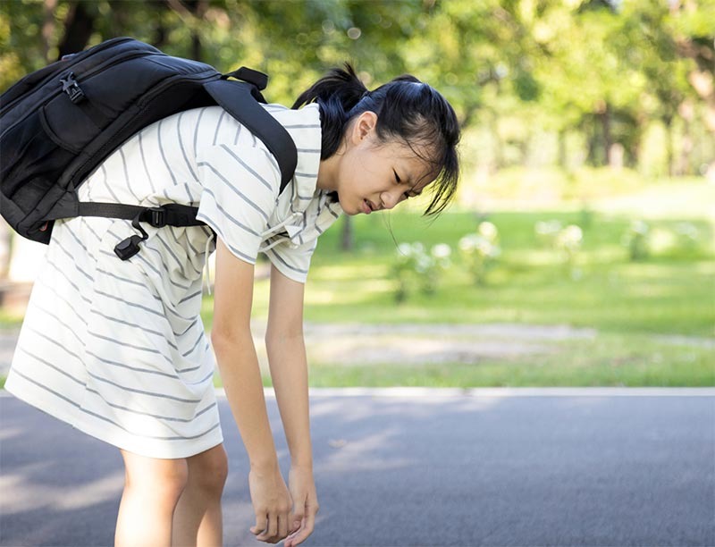 Gù lưng do sai tư thế ở trẻ em