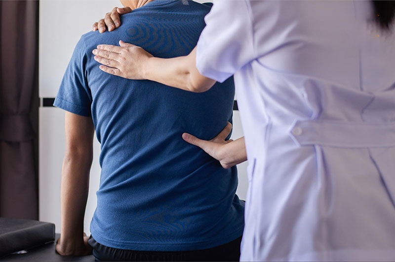 Vật lý trị liệu hỗ trợ cải thiện còng lưng