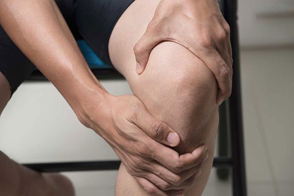 Lỏng khớp gối do đâu, triệu chứng là gì và điều trị như thế nào?