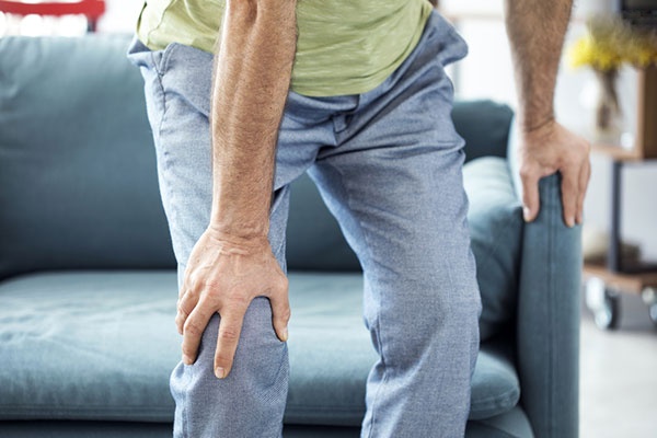 Đau chân trái, phải: Nguyên nhân, dấu hiệu, cách trị nhức mỏi chân