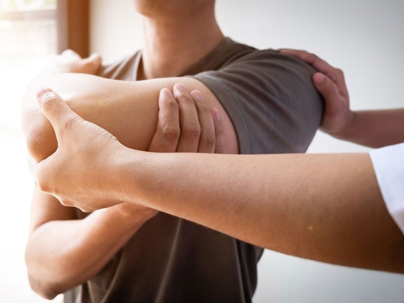 Cách vật lý trị liệu viêm co rút bao khớp vai