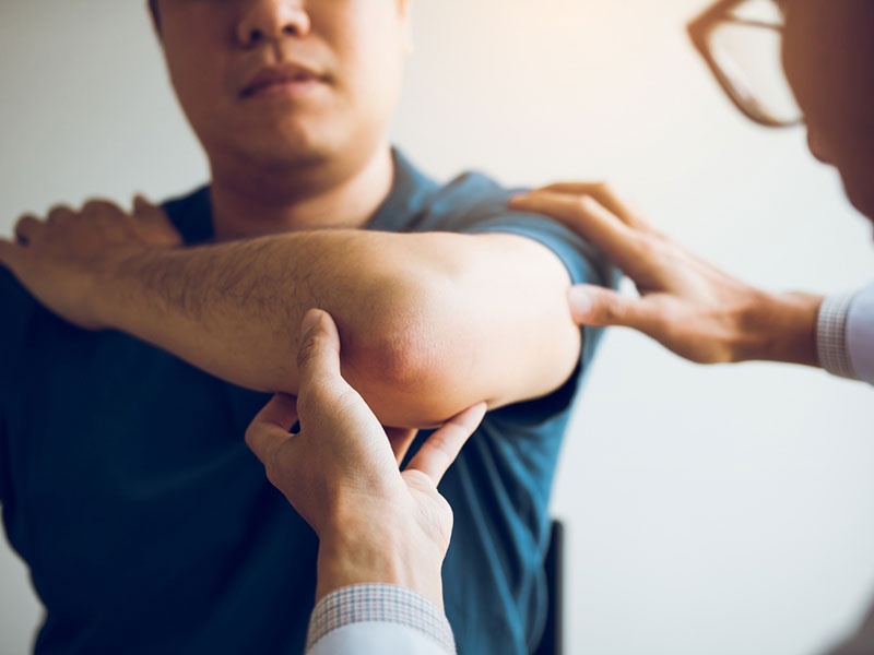 Khám viêm co rút bao khớp vai thế nào
