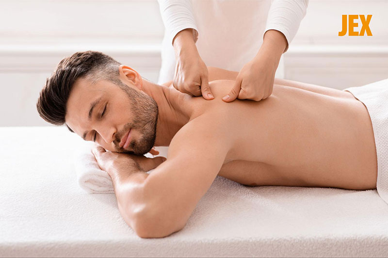 Massage xoa bóp giảm đau khớp mùa lạnh