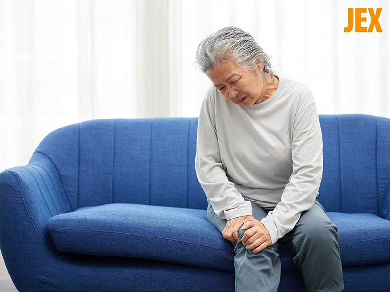 Người lớn tuổi bị đau khớp gối