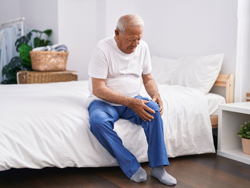 Nhức mỏi đầu gối về đêm ở người lớn tuổi