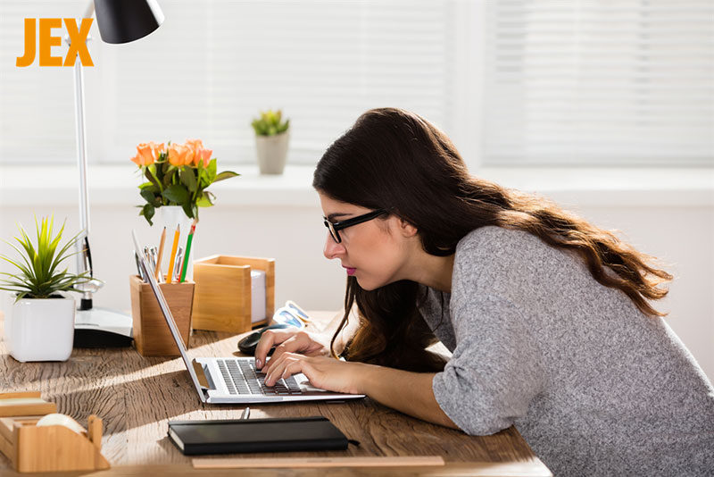 Tư thế ngồi xấu ảnh hưởng tới sức khỏe