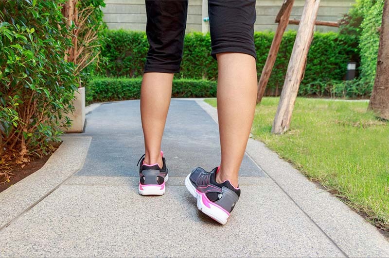 Đau bàn chân do bị bong gân