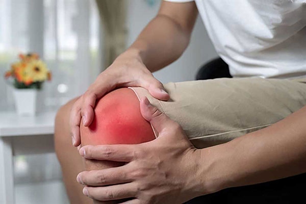 Đầu gối bị sưng, đỏ, đau do tràn dịch