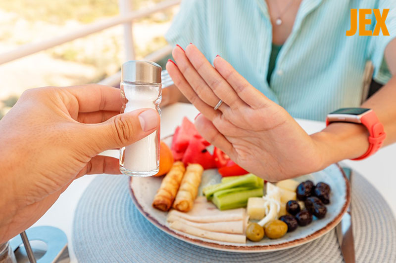 Viêm khớp hạn chế ăn nhiều muối