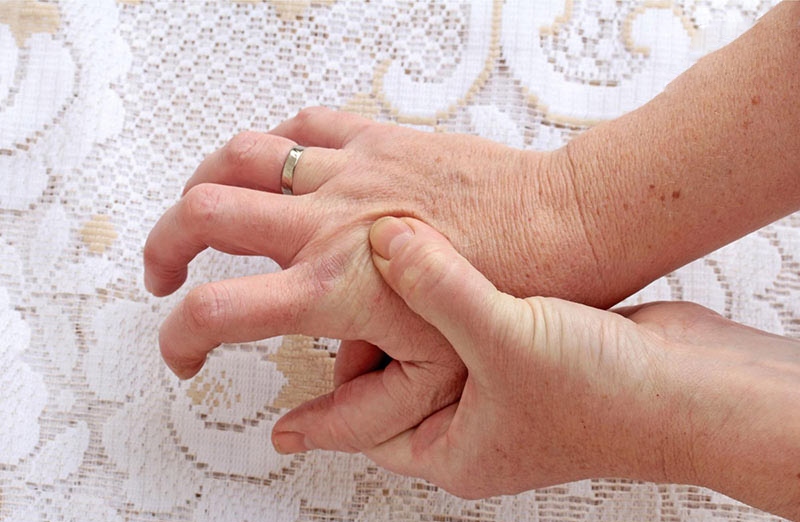 Đau ngón tay do đeo nhẫn quá chật