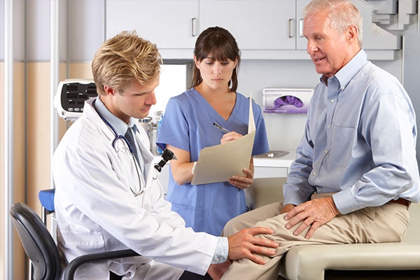 bác sĩ điều trị thoái hóa khớp gối