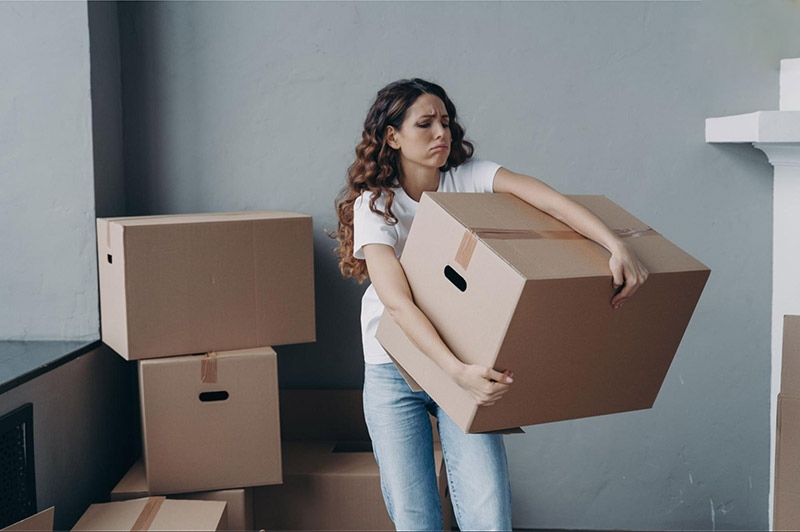 Đau khớp về đêm do bưng bê vật nặng sai tư thế