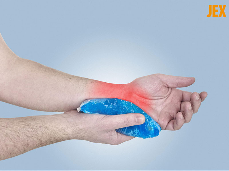 Chườm lạnh cải thiện đau cổ tay