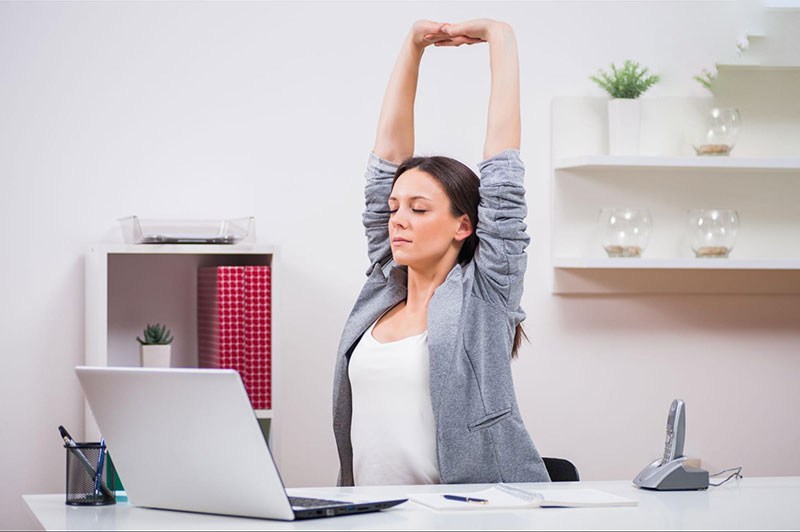 Động tác vươn vai giúp kéo dãn cột sống