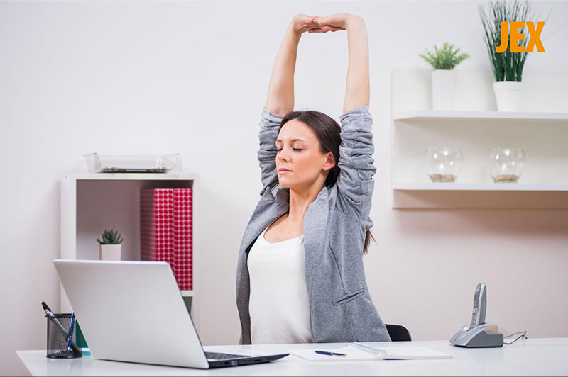 Động tác vươn vai kéo dãn cột sống