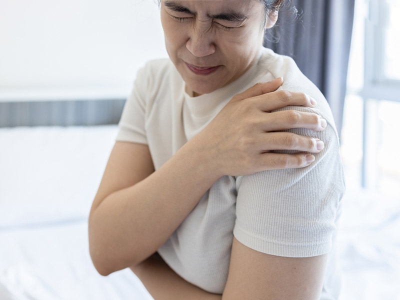 Người lớn tuổi dễ mắc viêm chu vai