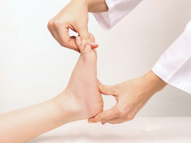 Bác sĩ nắn chỉnh trật khớp ngón chân