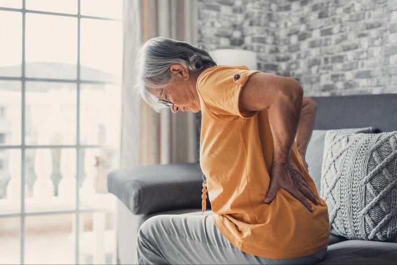 Bị viêm khớp liên mẫu gây đau lưng