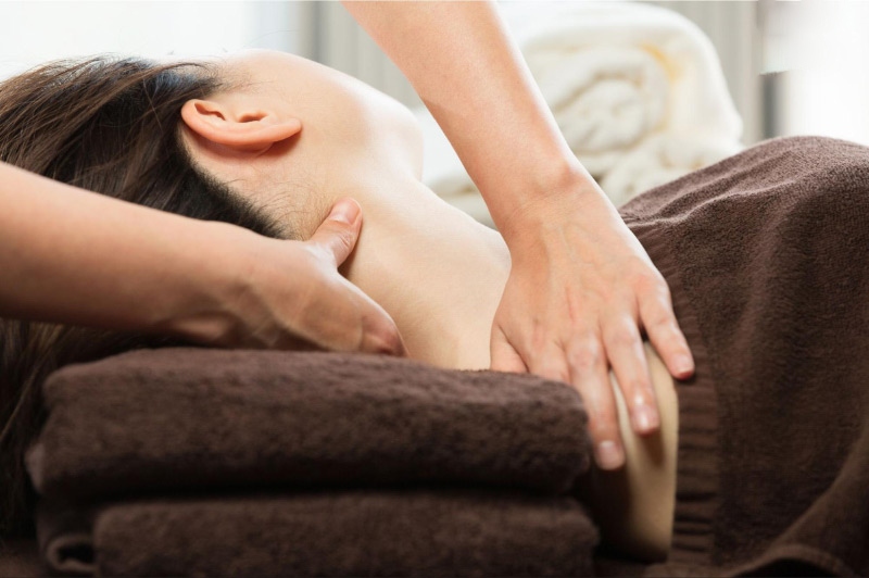 Massge xoa bóp giảm đau vùng cổ