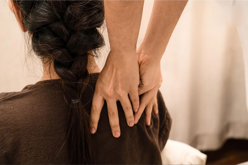 Massage xoa bóp cải thiện viêm khớp vai