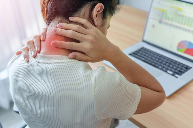 Ngồi làm việc máy tính dễ bị đau đốt sống cổ