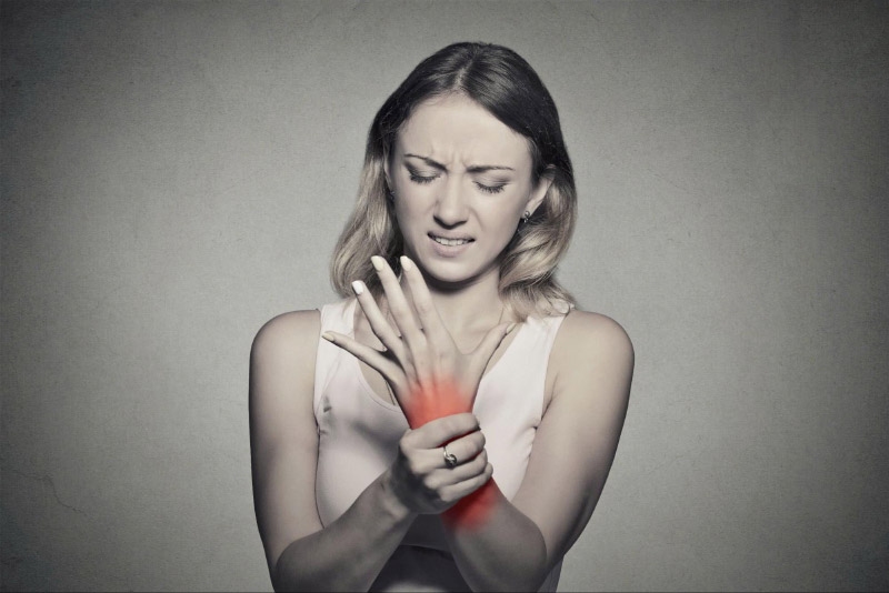 Cứng khớp cổ tay gây ảnh hưởng vận động