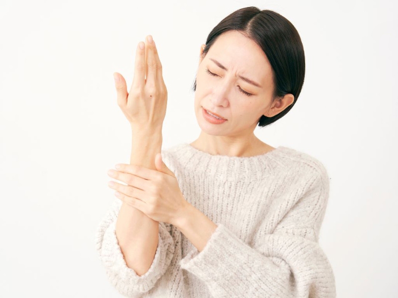 Estrogen suy giảm gây viêm khớp tuổi mãn kinh