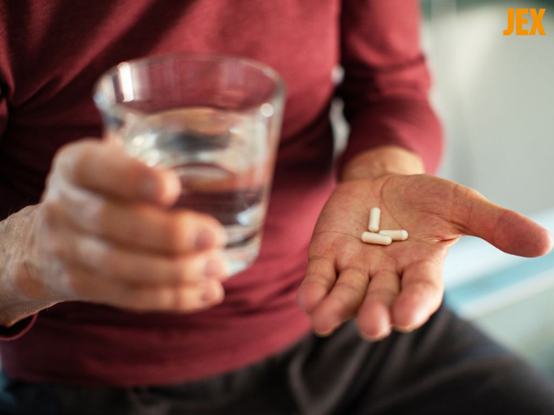 Uống thuốc điều trị gout cấp tính