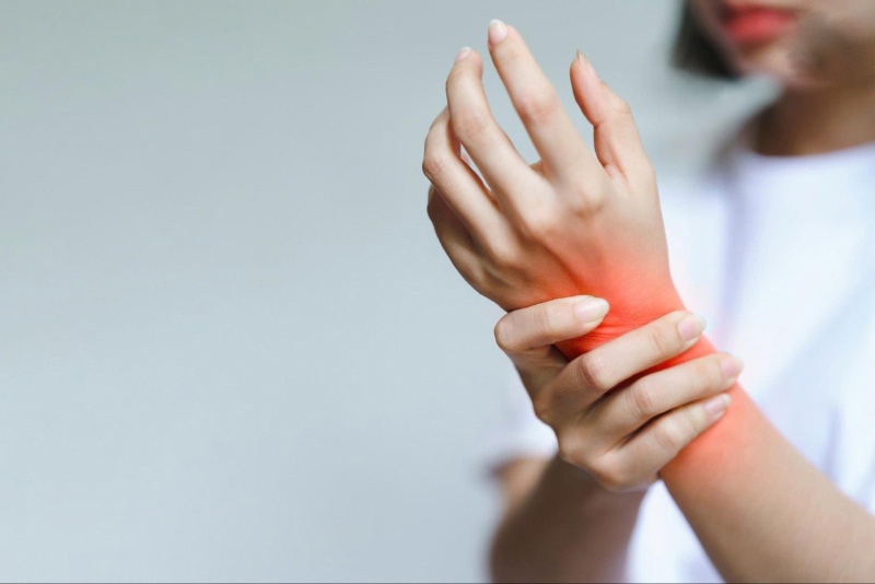 Viêm khớp gây cứng khớp cổ tay