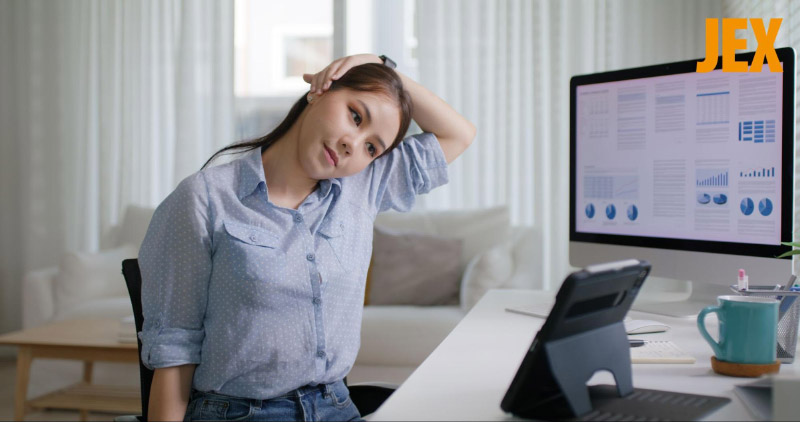Thực hiện động tác giảm đau cổ vai gáy