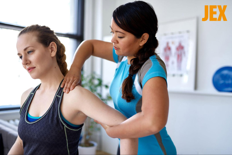 Vật lý trị liệu cổ vai gáy, xoa bóp giúp giảm đau