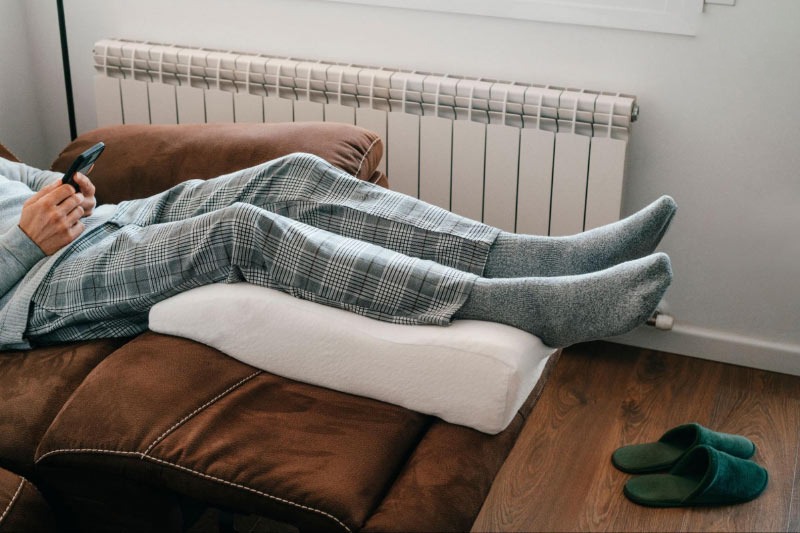 Người tràn dịch khớp gối nên nghỉ ngơi thư giãn khớp gối