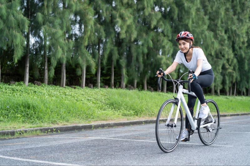 Viêm khớp cùng chậu có nên đạp xe không