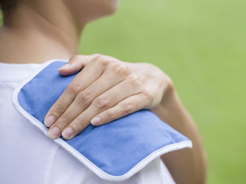 Chườm lạnh giúp cải thiện trật khớp vai