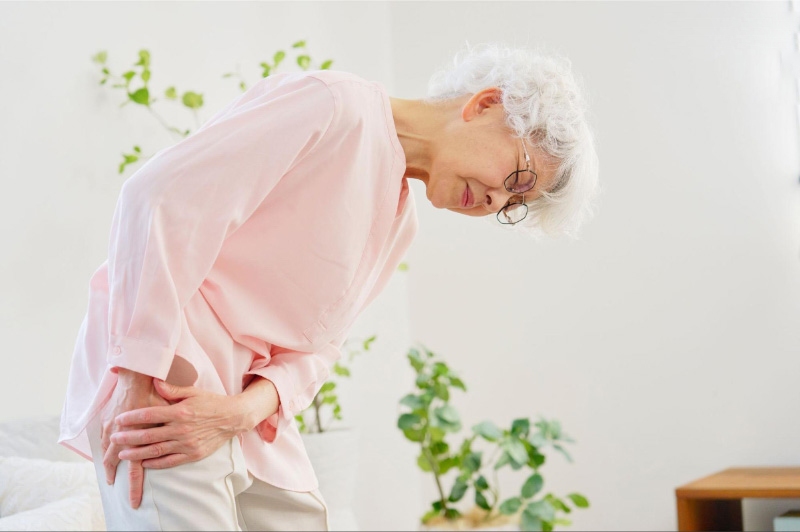 Thoái hóa gây đau khớp háng bên phải