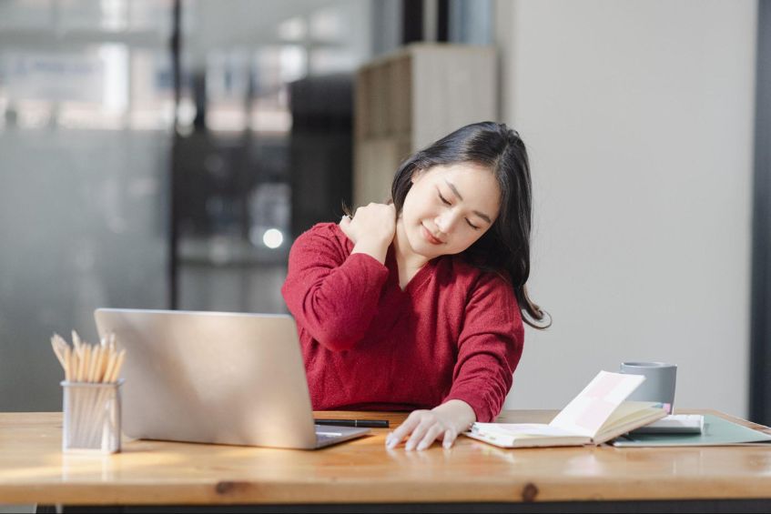 Ai gặp đau cổ vai gáy lan xuống cánh tay