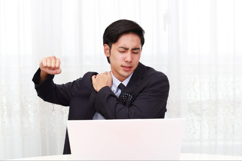Cổ vai gáy bên phải bị đau ảnh hưởng tới khả năng làm việc