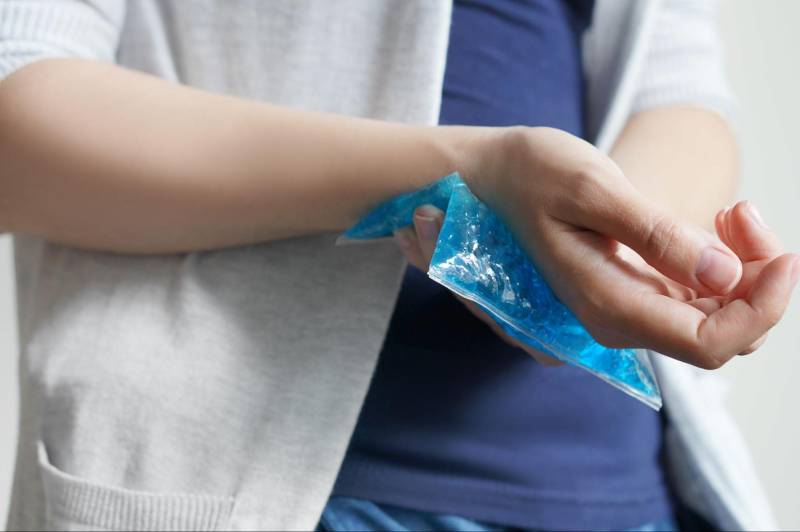 Chườm nóng giảm đau xương khớp