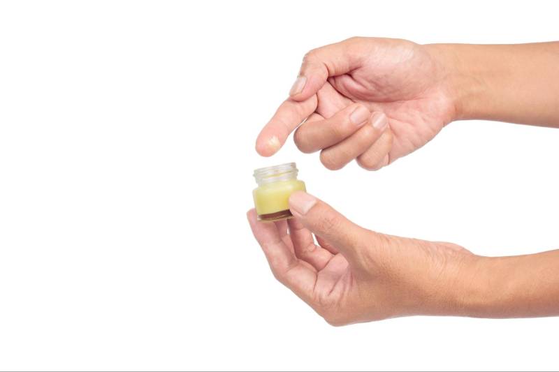 Dầu nóng hỗ trợ giảm đau khớp